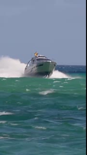 ?BEAST MODE!? Pershing Power yacht crushes the waves at the Haulover Inlet!