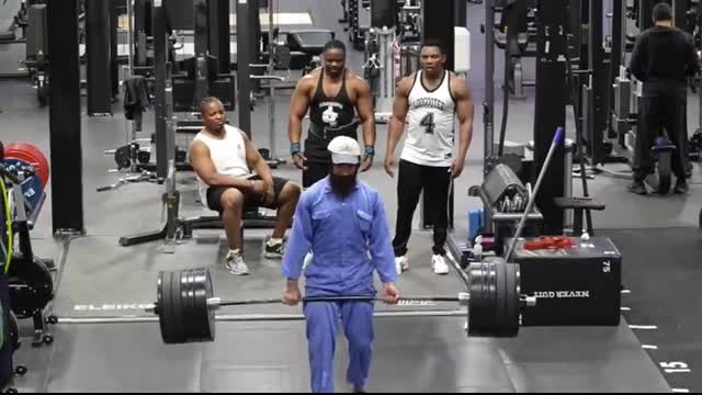 CRAZY CLEANER Shocks BodyBuilders and GIRLS in a GYM Prank #62