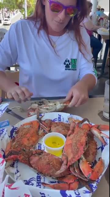 How to eat a Maryland blue crab ?