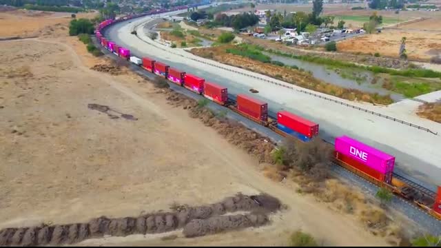 3 MILE LONG TRAIN - OVER 400 SHIPPING CONTAINERS UP BEAUMONT HILL! RAW Power AUDIO