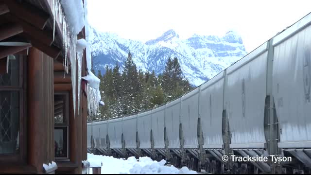 MASSIVE TRAINS IN CANADA'S SNOWY COLD WINTER WEATHER!