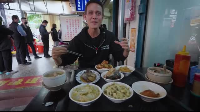 Taiwan Street Food - BEST BEEF NOODLES + 5 Must Eat Foods in Taipei!!
