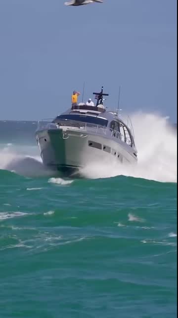?BEAST MODE!? Pershing Power yacht crushes the waves at the Haulover Inlet!