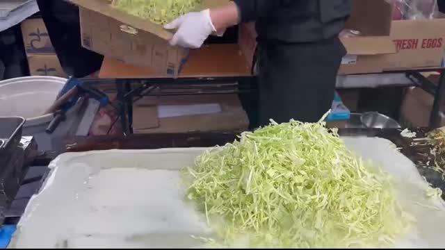 japanese street food - okonomiyaki  お好み焼き