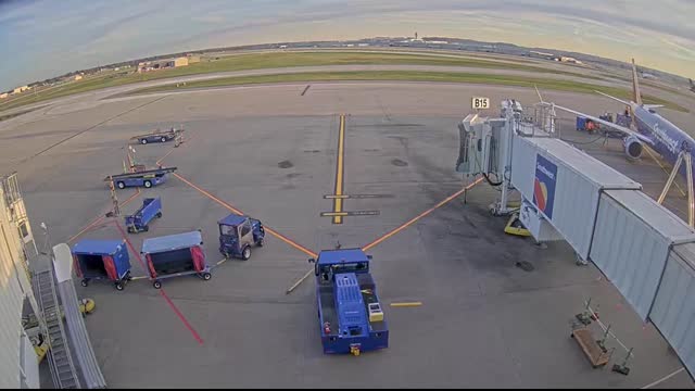 RAW   Surveillance video shows UPS plane crash - Jet bridge B15