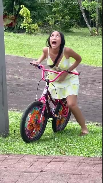 La bici ? sorpresa ? muy feliz ? broma de humor