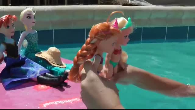 POOL ! Elsa and Anna toddlers - Barbie is the lifeguard - splash