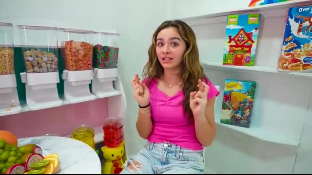 Настя с друзьями играют в прятки