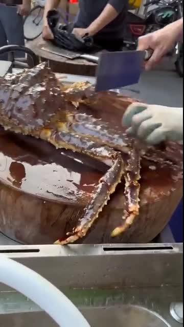 Amazing Chef cut Whole Alaska Crab @juemcookingofficial #shorts