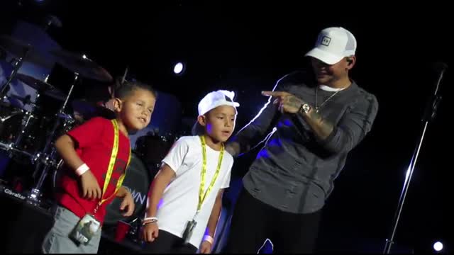 Kane Brown - Heaven - Philadelphia with 2 special guest vocalists