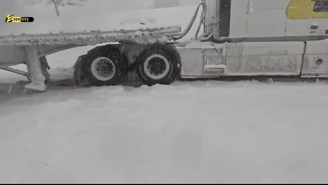 New York is paralyzed buried by snow! Lake-effect snowstorm buried houses and cars in Hamburg!