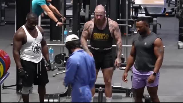 BODYBUILDERS VS CLEANER    Anatoly GYM PRANK #56