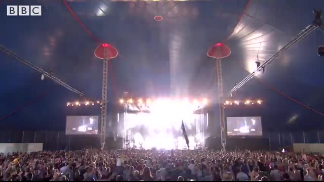 Tom Walker - Leave A Light On (Glastonbury 2019)
