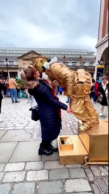 Who says Goldman Statue is not getting kisses at work? #performer #livingstatue #streetartist