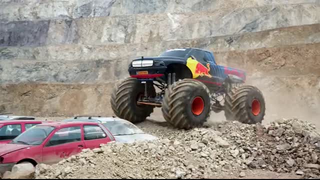 F1 Drivers Race HUGE Mega Trucks! (Max Verstappen vs Yuki Tsunoda)