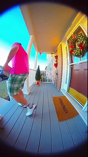 ??Frosted-Tips Golfer Thought “iPhone”… Became a Screaming Pride Ball Marker ??