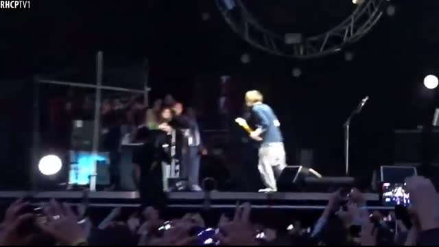 Flea Was Furious With His Bass Tech, But Anthony Noticed That His In-Ear Monitor Wasn’t On His Ear!