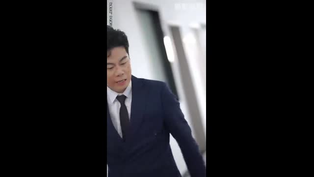 A girl marries a fool in place of her sister,only to find out he’s a big shot pretending to be dumb.